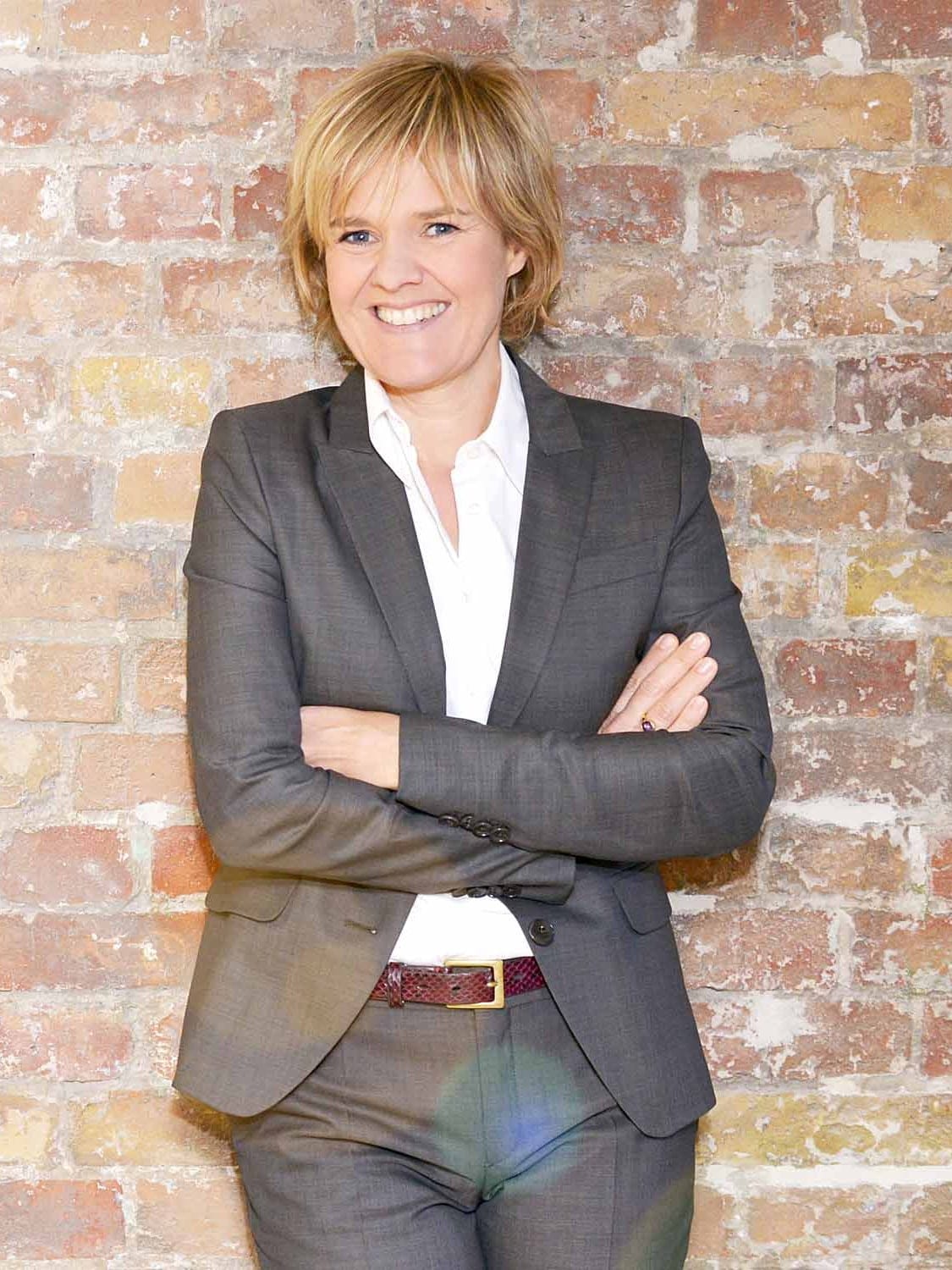 Ariane Ernst vor einer Backsteinwand